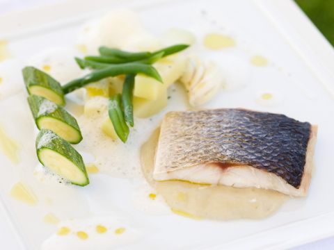 Tranci di branzino con salsa di kefir agli aromi liguri