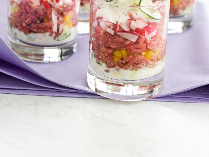 Coppette di tartare di manzo e verdure croccanti