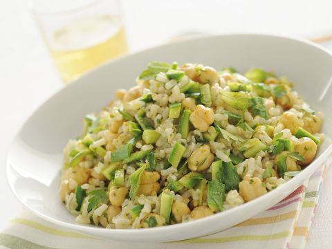 Insalata di riso integrale, zucchine e ceci
