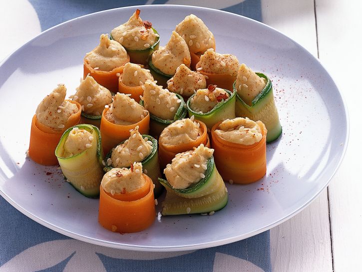 Cannoncini di carote e zucchine con hummus di ceci
