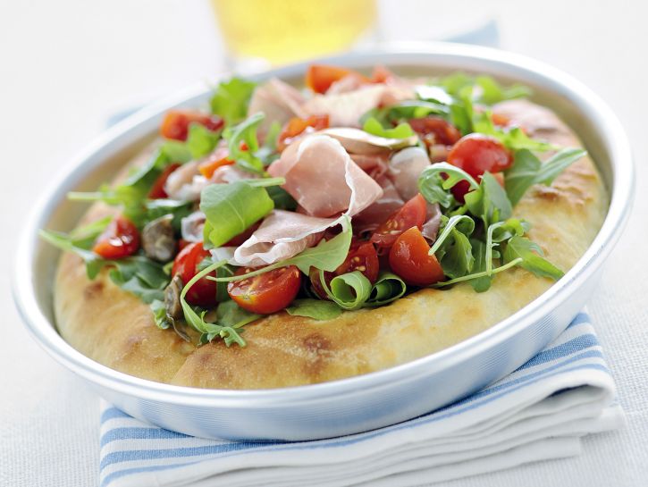 pizza-bianca-con-crudo-e-rucola immagine