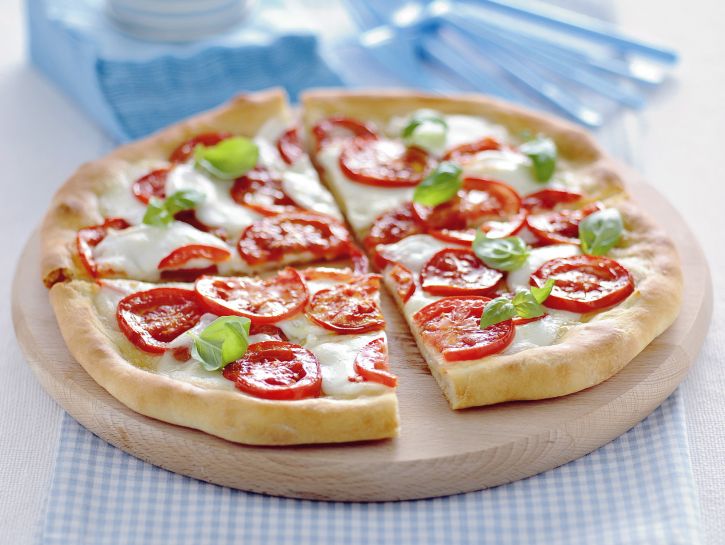 pizza-sottile-con-bufala-e-pomodoro-fresco preparazione