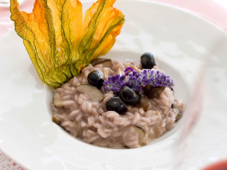 risotto-con-funghi-porcini-e-mirtilli-in-fiore-di-zucca ricetta