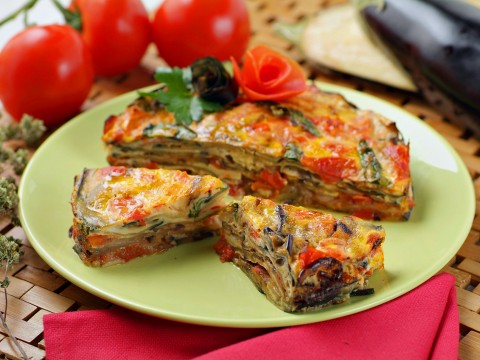 Torta di melanzane con uova e basilico