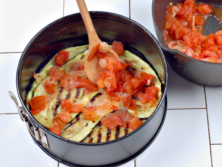 Ricetta Torta di melanzane con uova e basilico - Donnamoderna