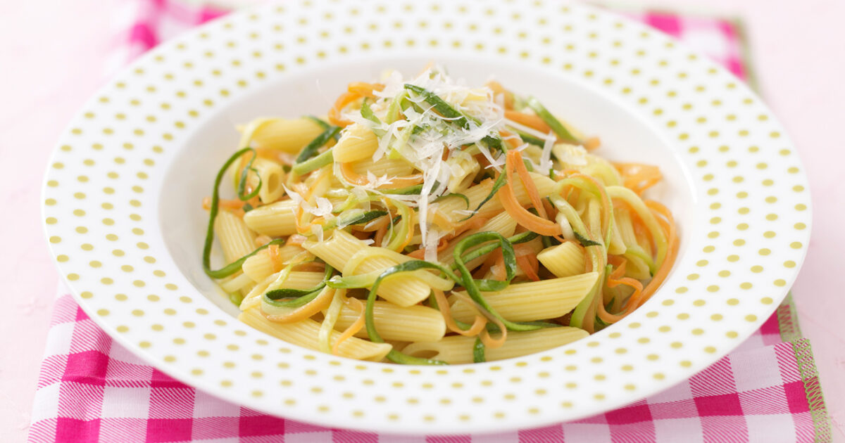 Ricetta Pasta con zucchine e carote - Donna Moderna