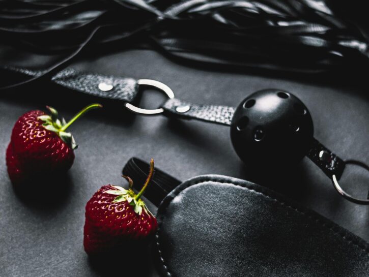 Corde, catene, manette, polsiere e nastro adesivo. Bondage: istruzioni per l'uso