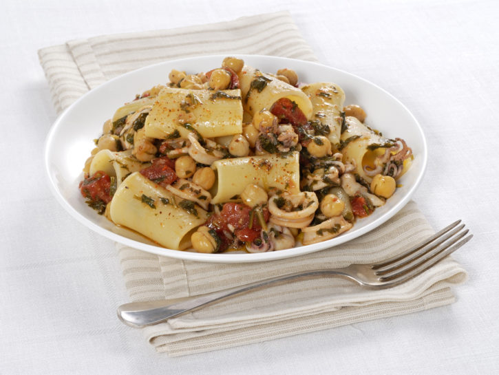 Paccheri con ceci, calamari e cavolo nero