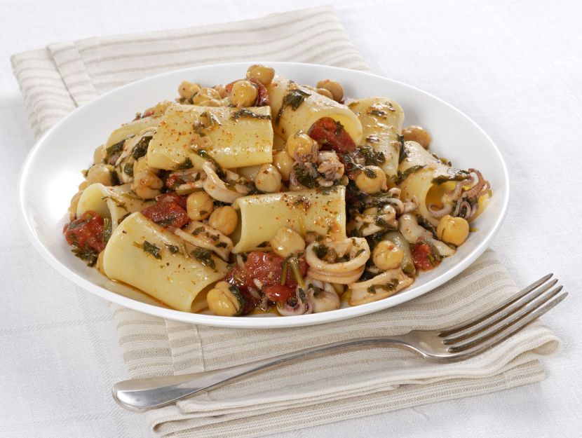 paccheri-con-ceci-calamari-e-cavolo-nero ricetta