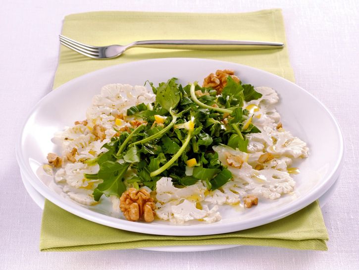 Carpaccio di cavolfiore con rucola e noci