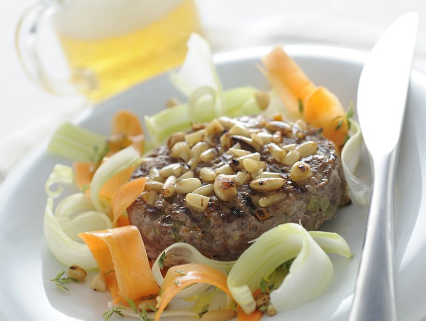 hamburger-in-crosta-di-pinoli-con-verdurine immagine