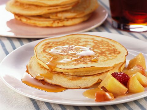 Pancake con sciroppo d'acero e frutta fresca