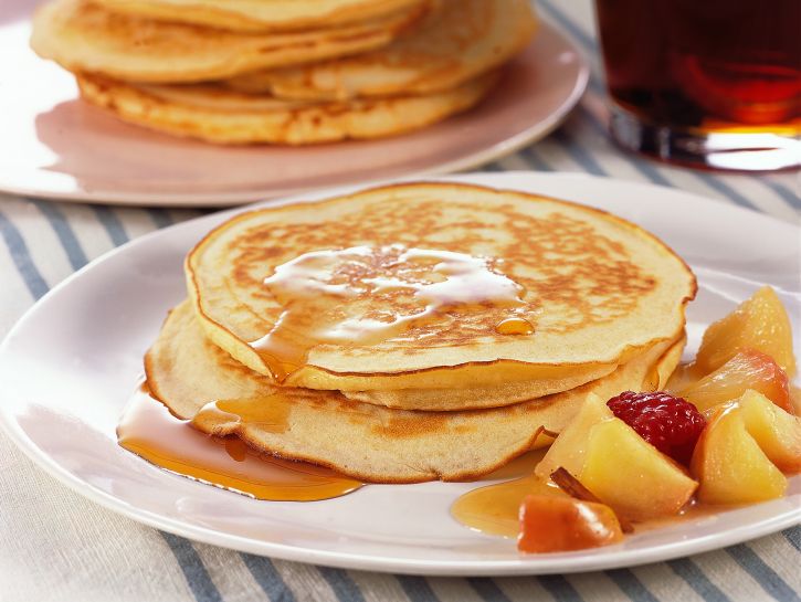 Ricetta Pancake con sciroppo d'acero e frutta fresca - Donna Moderna