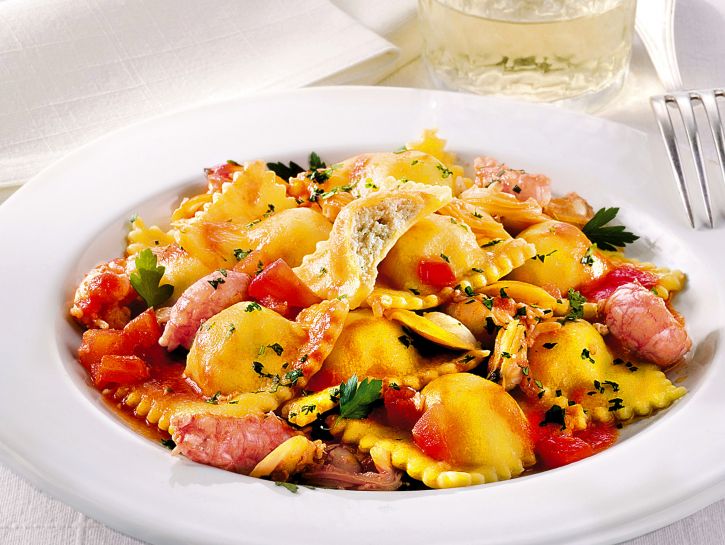 Ravioli di cernia con vongole e scampi
