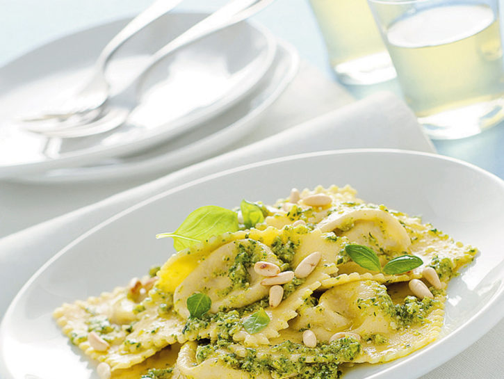 Ravioli di robiola e noci al pesto di zucchine
