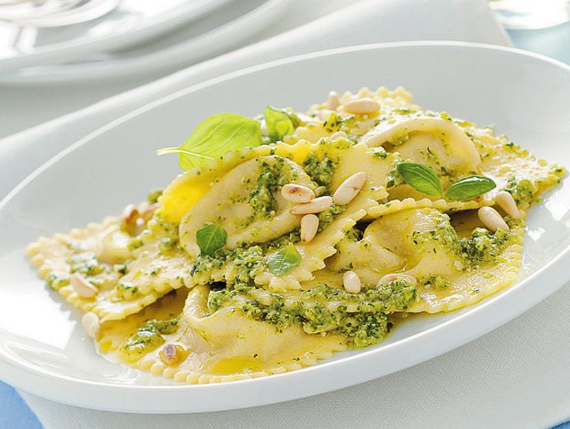 ravioli-di-robiola-e-noci-al-pesto-di-zucchine ricetta