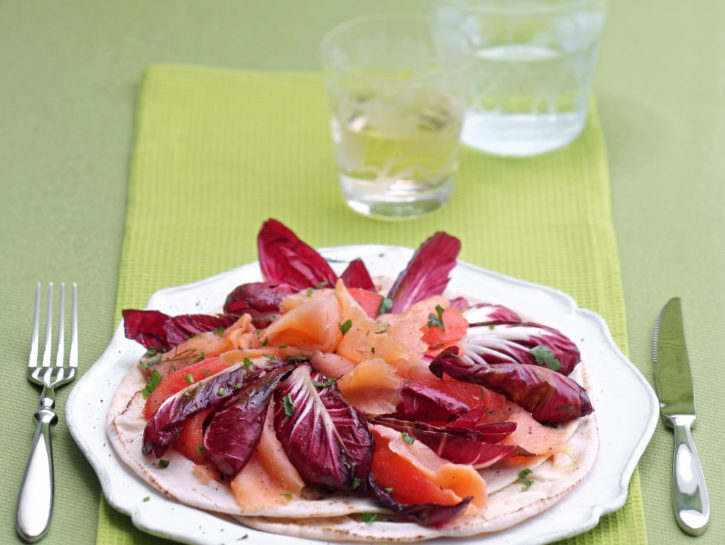 Salmone e radicchio trevigiano su piadina aperta