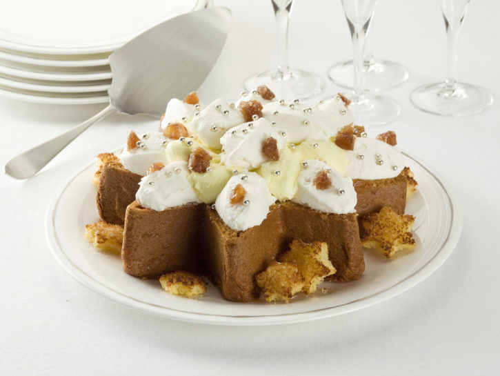 Torta di pandoro con panna e gelato
