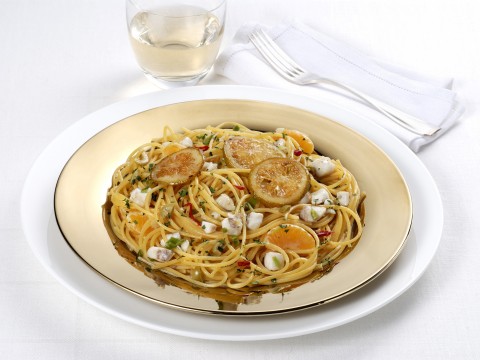 Spaghettoni con branzino e agrumi
