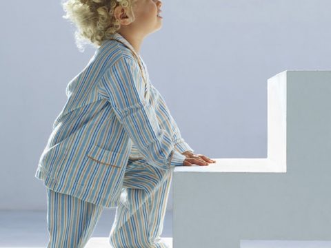 Passo dopo passo, il bambino fa i suoi primi scalini