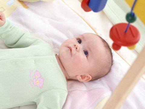 Il neonato vede, sente, annusa: ecco come stimolare i suoi sensi