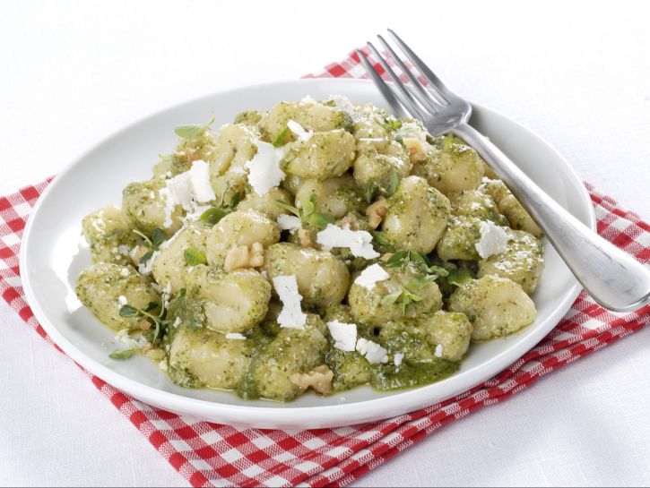 Gnocchi di patate senza uova al pesto di erbe e noci