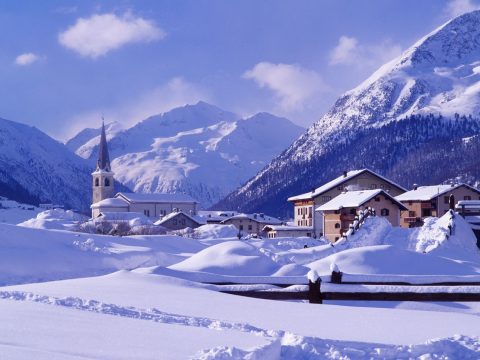 Goditi l'ultima neve in uno sport hotel