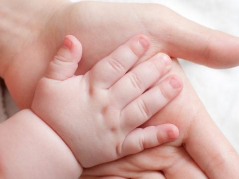 Ai bambini fa bene il massaggio di mamma e papà