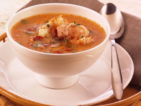 Brodo di lenticchie rosa e scampi alla pancetta e timo