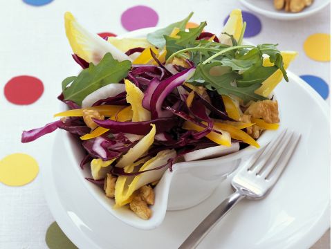 Insalata a colori con noci