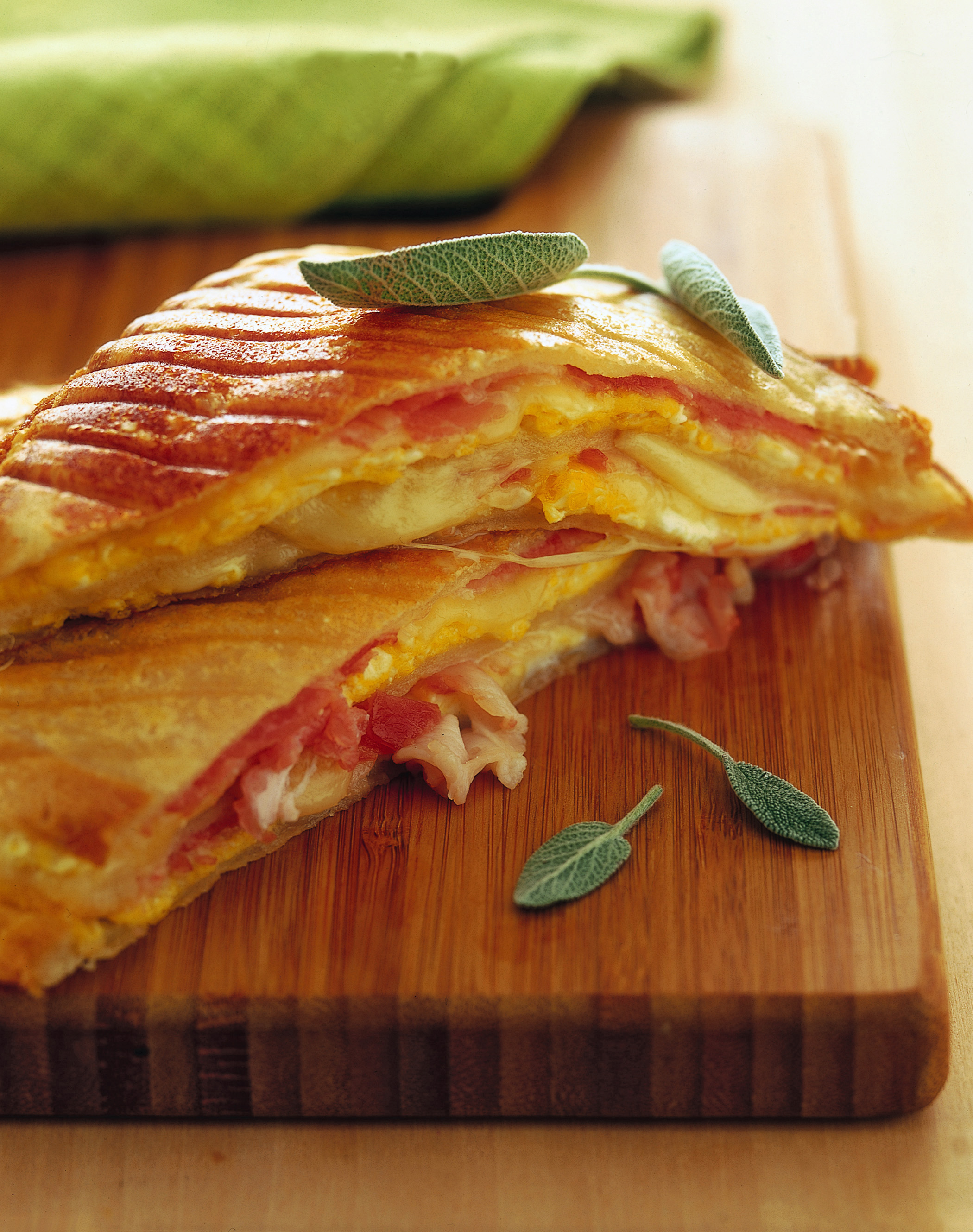 UOVA STRAPAZZATE CON BACON TOSTATO E PANE