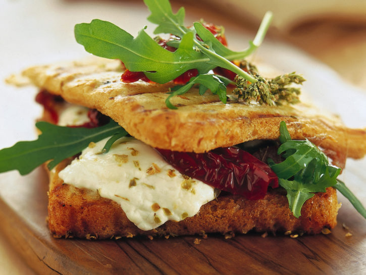 Toast con burrata, rucola e pomodorini
