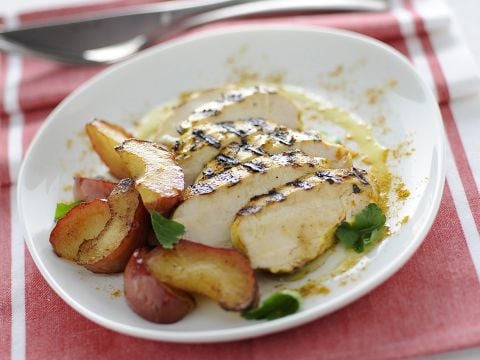 Petti di pollo grigliati al curry e mele