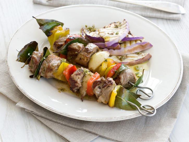 Souvlaki di agnello e verdura alla greca