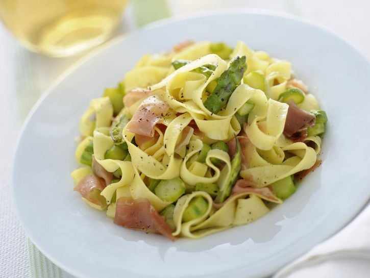 tagliatelle-con-crudo-e-asparagi immagine