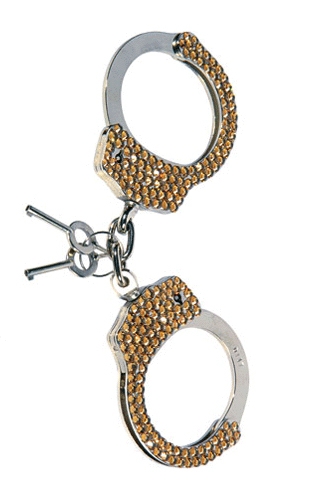 Sex toys che brillano: vibratori in oro, massaggi glitter e frustini in Swarovski