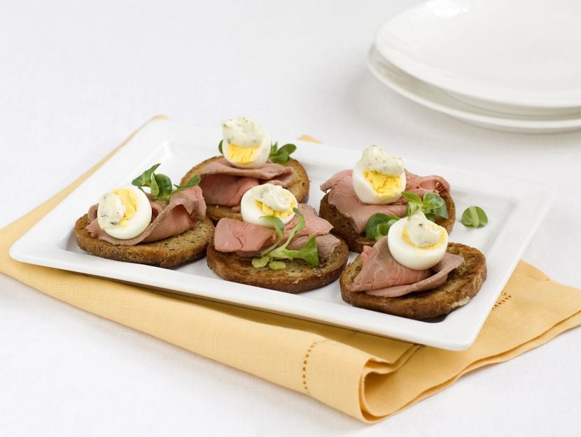 bruschette-con-roast-beef-tartara-e-uova