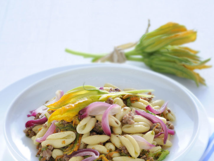 Cavatelli con fiori di zucca e briciole di salsiccia