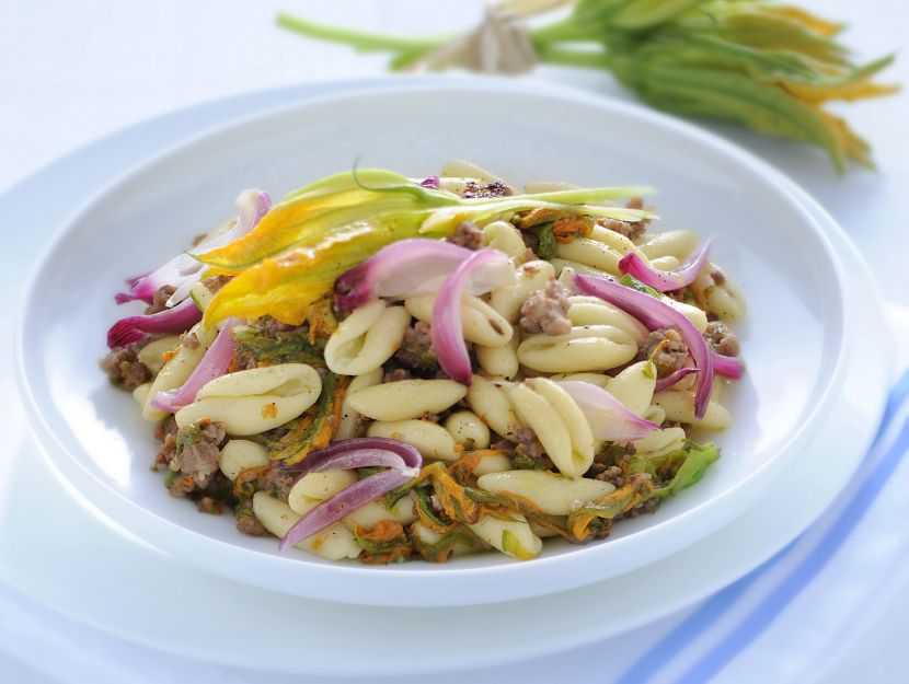 cavatelli-con-fiori-di-zucca-e-briciole-di-salsiccia