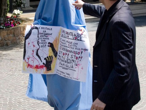 L'attrice hard Laura Perego in burqa per protesta