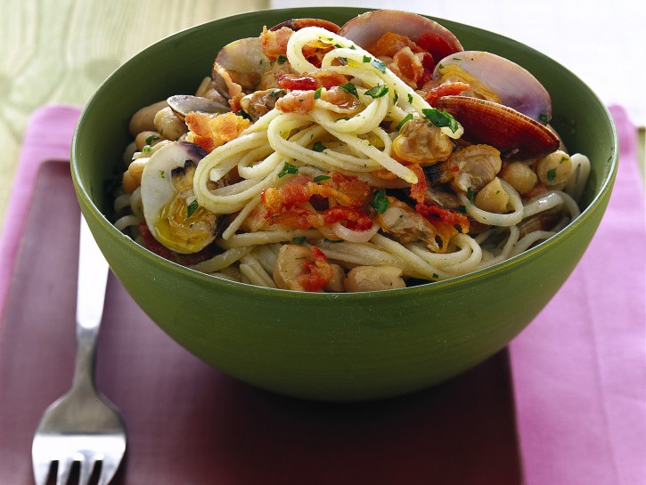 Pasta di riso con vongole e cannellini