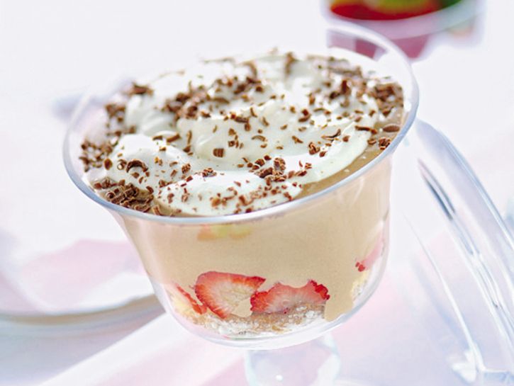 trifle-con-fragole-e-colomba-tostata foto