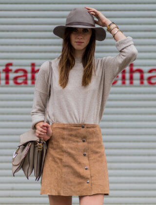 Un tocco di Indiana Jones. Per un look da esploratrice urban chic