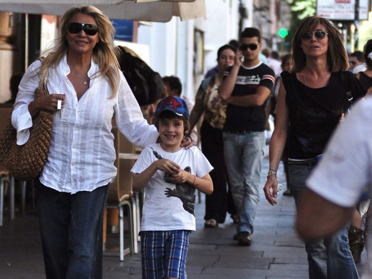 Nonna Mara, a spasso col nipote