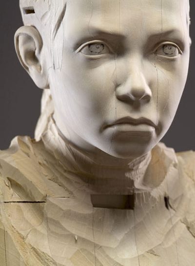 Love at first touch, le sculture di legno di Gehard Demetz