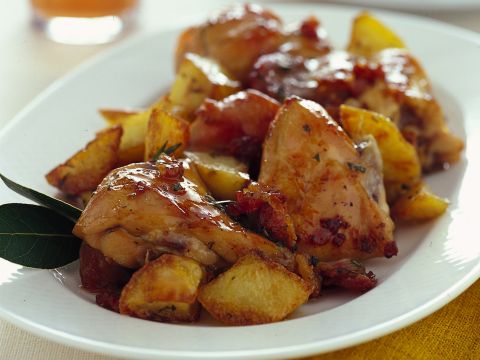 Coniglio al forno con patate: la ricetta tradizionale