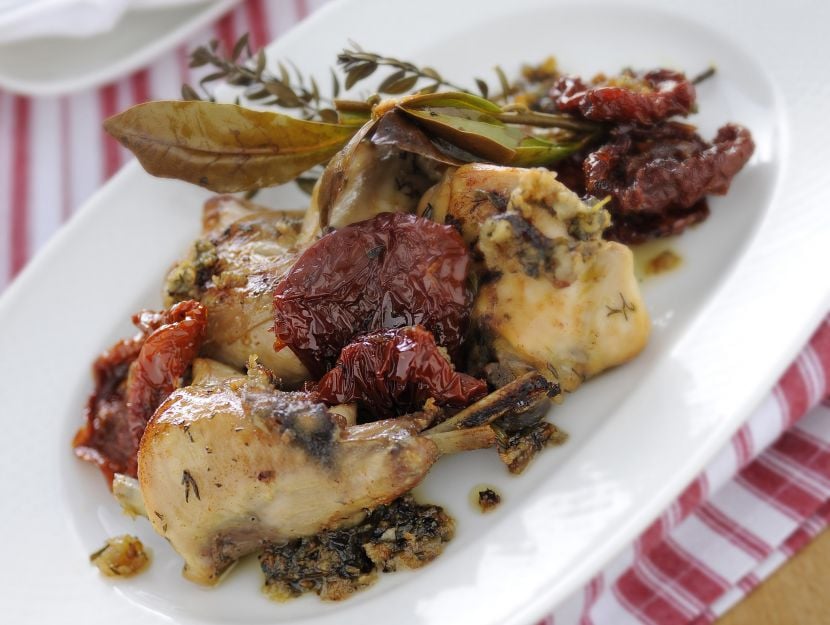 coniglio-al-pesto-di-lardo-e-pomodorini-secchi