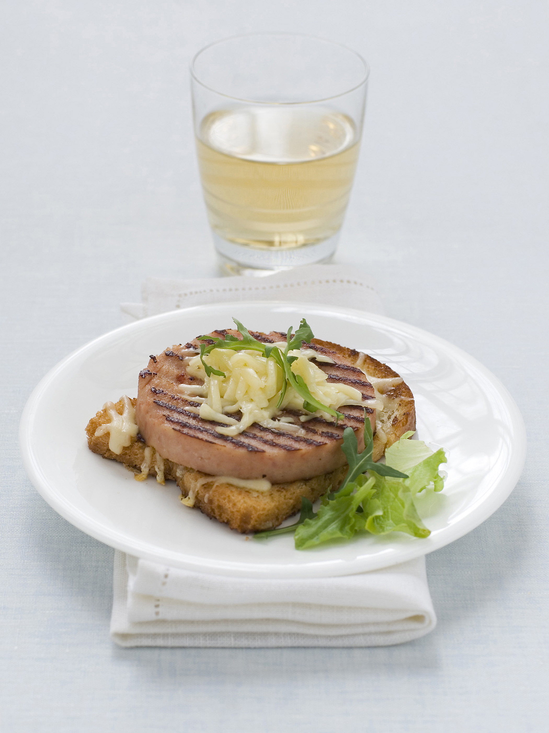 Ricetta Hamburger di prosciutto su crostoni al gruyère Donna Moderna