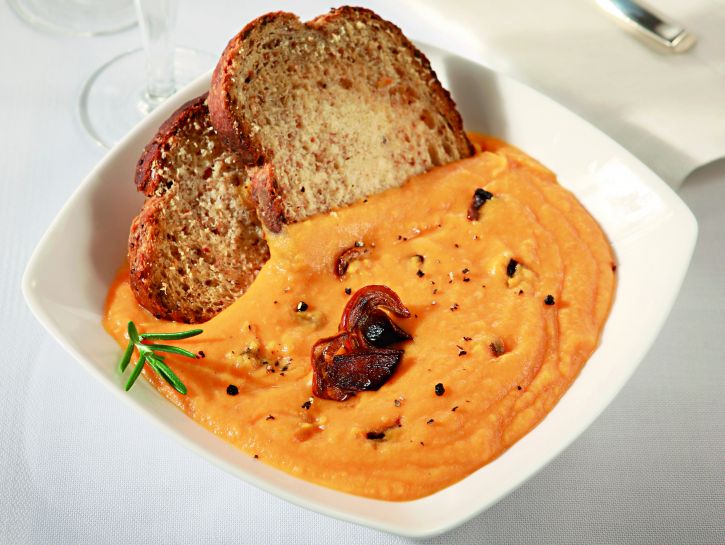 Zuppa rustica di zucca e funghi