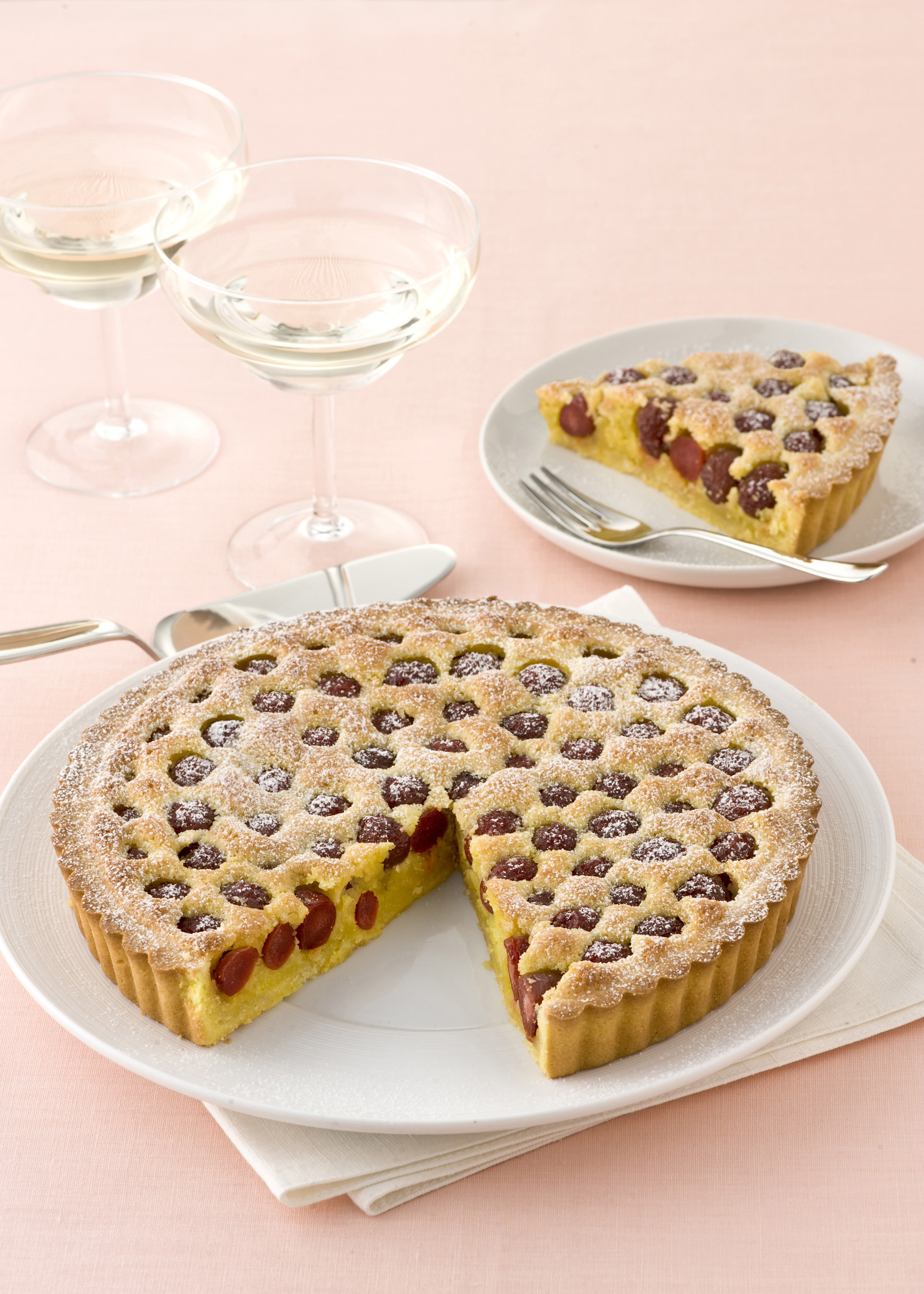 Torta di ciliegie e crema frangipane - Donna Moderna